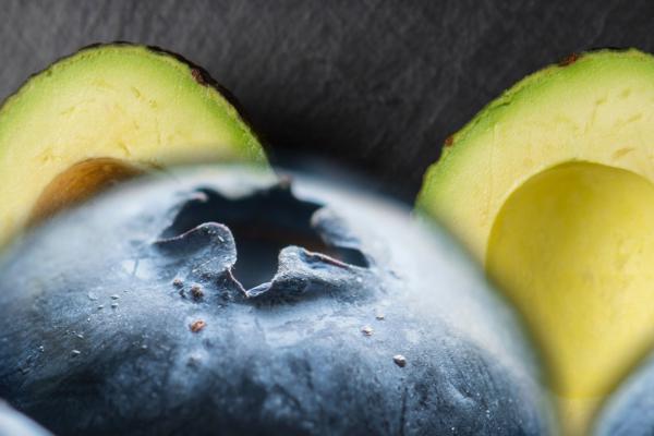 gezonde blauwe bessen en avocado's