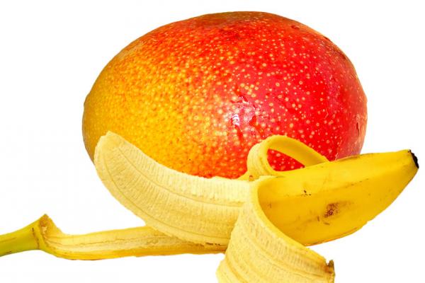 Mango en banaan naast elkaar