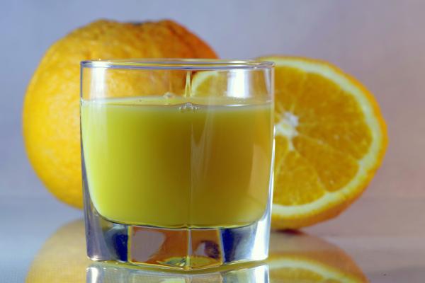 Sinaasappel-gember shake met sinaasappel schijven