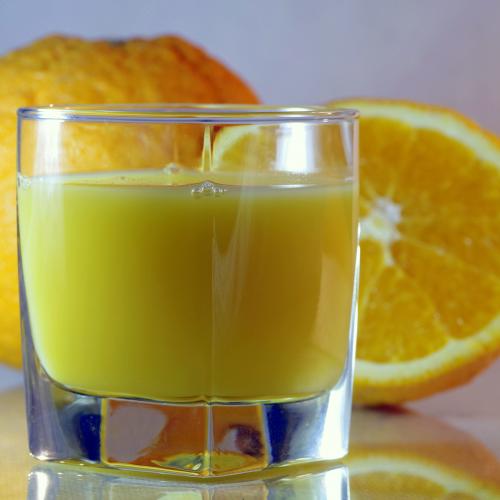 Sinaasappel-gember shake met sinaasappel schijven