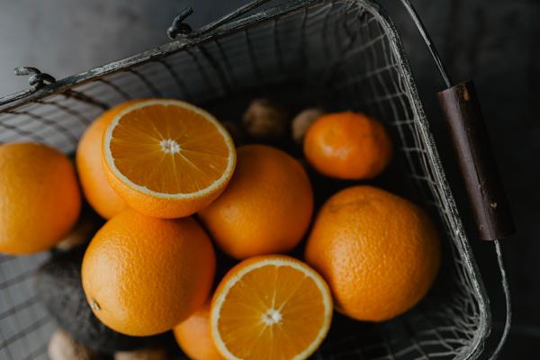 sinaasappelen in een mand